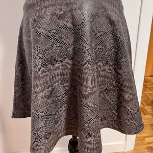 Faux snakeskin  guess / textured print skirt